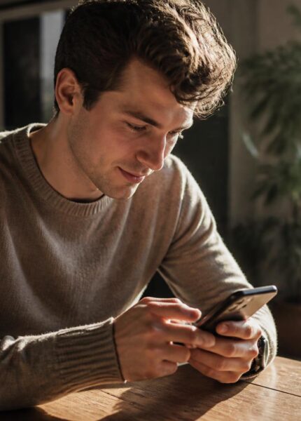 découvrez comment exprimer avec délicatesse à quelqu'un qui vous plaît beaucoup à travers des sms doux et respectueux. conseils et exemples pour séduire avec tact.